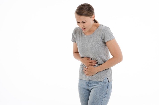Nowotwór trzustki może objawiać się między innymi bólem brzucha