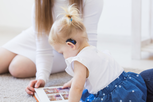 Jak wybrać aparat słuchowy dla dziecka?